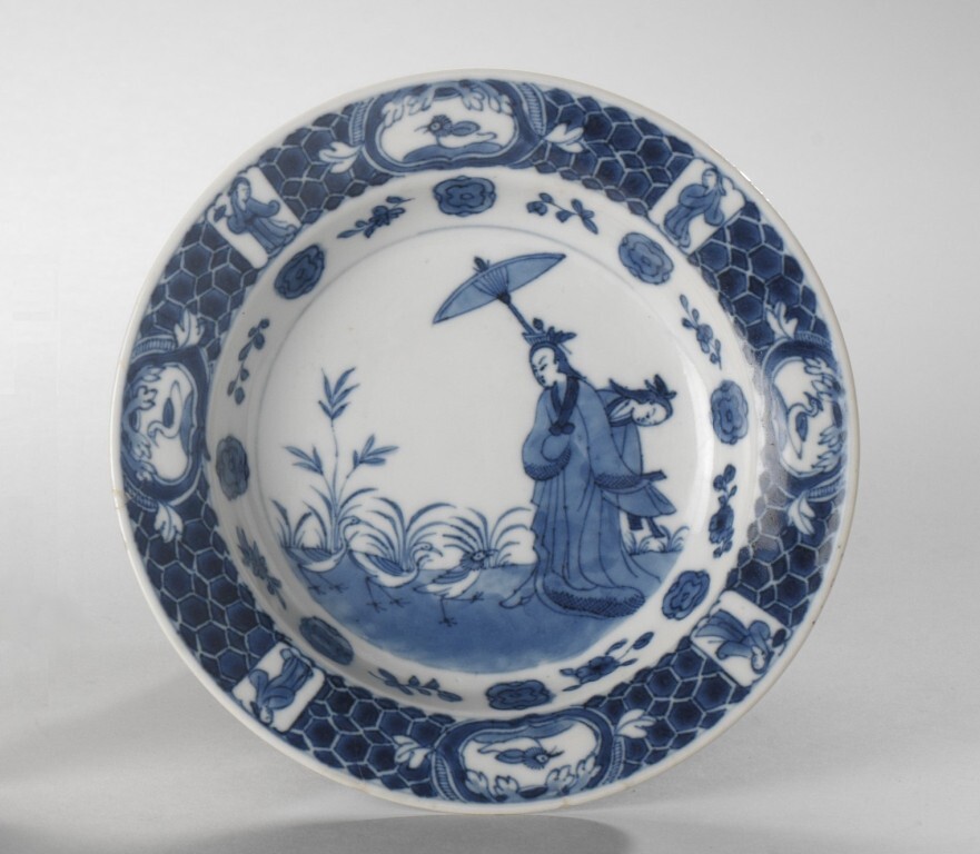 Diep bordje met voorstelling van de parasoldames